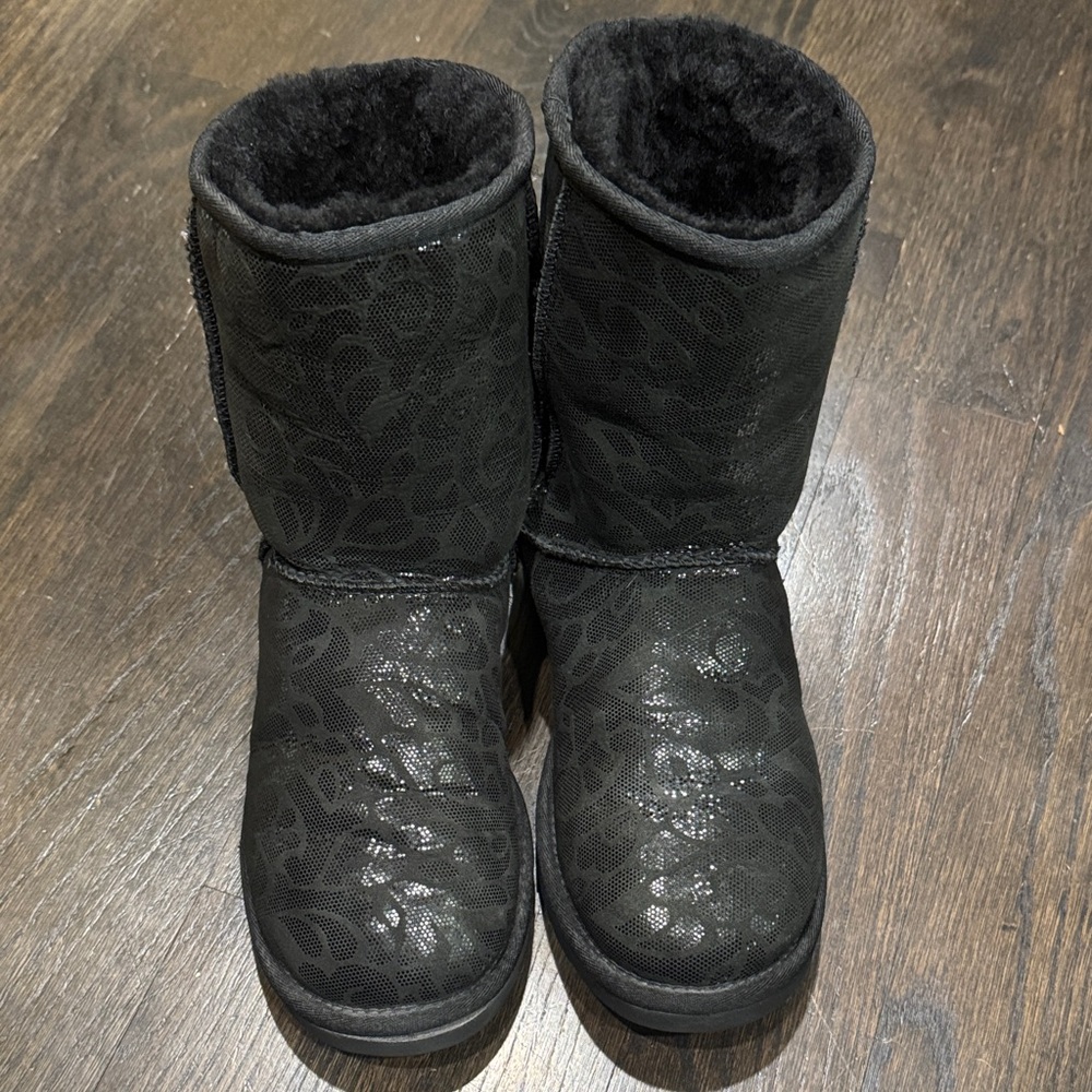 UGG Black Short Shearling Slip-On Boots size 6 EUC